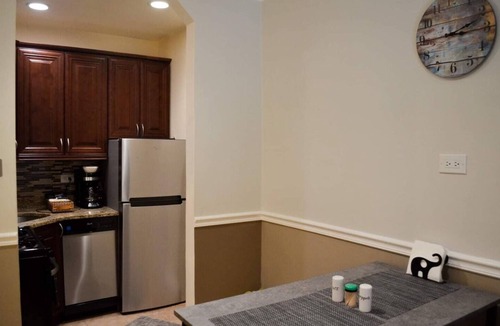 Lakeview Apartment | A laid-back studio few minutes from Wrigley Field