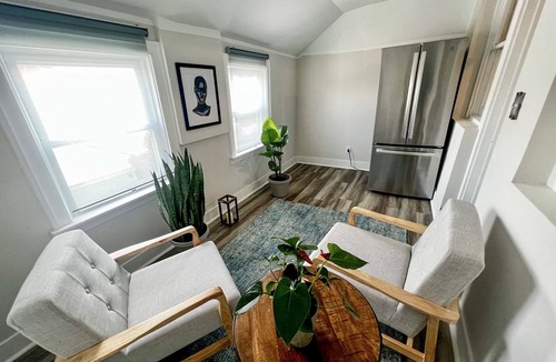 South Shore Condo | A luxury vintage condo close to lakefront and minutes from downtown!