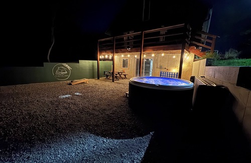 Shelbyville Cabin | A Novel Stay 3bd log cabin with Hot tub in amazing Shelbyville, IL. 3.5 acres.