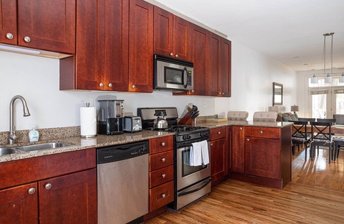 Park West Apartment | A Peaceful 2BR Lincoln Park Coach House - FREE PARKING