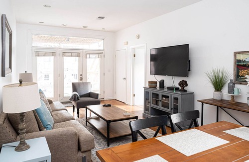 Park West Apartment | A Peaceful 2BR Lincoln Park Coach House - FREE PARKING