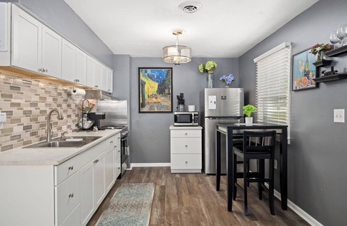 Bartonville House | A Post-Impressionist's Muse: 2BD close to PIA