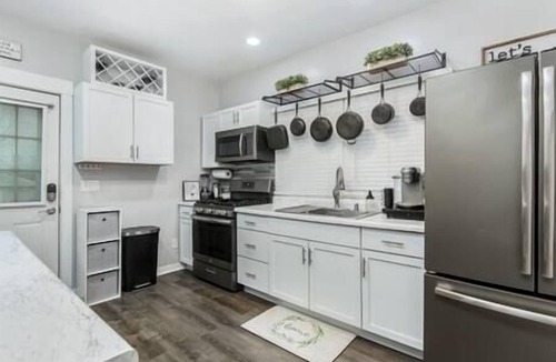 Moline House | Adorable 2BR Bungalow | John Deere | Vibrant Arena