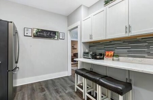 Moline House | Adorable 2BR Bungalow | John Deere | Vibrant Arena