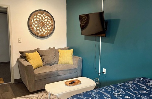 Lewistown Apartment | Adorable studio unit with full kitchen