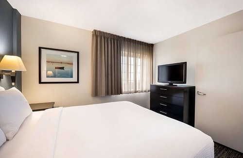 Libertyville Hotel | Affordable & Convenient: 4 Cozy Suites w/Full Kitchen, BBQ & Pet-Friendly