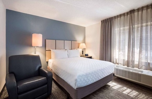 Libertyville House | Affordable Suite w/Full Kitchen – Perfect for Work or Family Stays