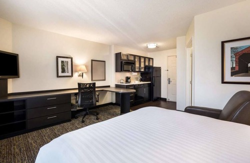 Libertyville House | Affordable Suite w/Full Kitchen – Perfect for Work or Family Stays