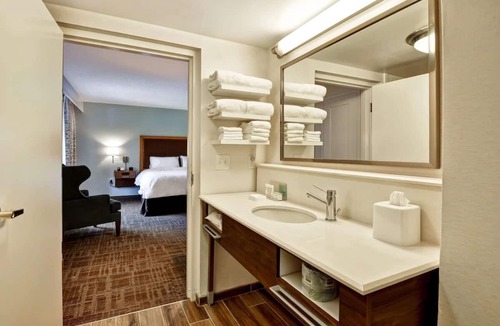 Boca Raton Hotel | Affordable Unit w/Breakfast | Quiet & Comfortable Location for Travelers