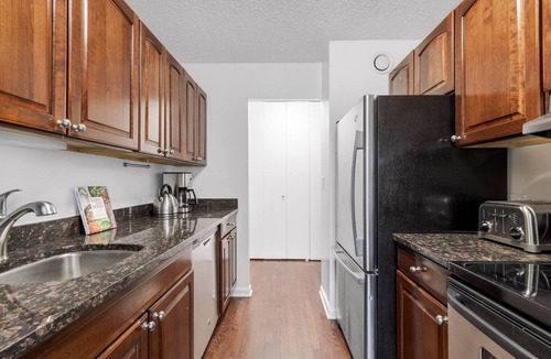 Rush and Division Apartment | Airy Gold Coast 2BR w/Gym, Pool, near. Oak St. Beach, by Blueground