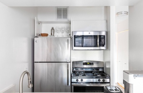 Gold Coast Apartment | Airy Gold Coast Studio close to L, walk to Mariano Park, by Blueground