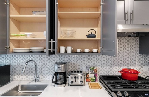 Lake View East Apartment | Airy Lakeview Studio, w/W/D, Gym, near Lincoln Park, by Blueground