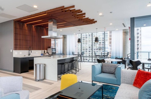 Lake View East Apartment | Airy Lakeview Studio, w/W/D, Gym, near Lincoln Park, by Blueground