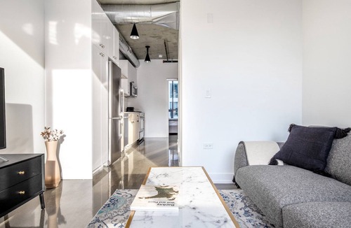 Near North Side Apartment | Airy River North 1BR w/Gym, Pool, near L stop & Beach, by Blueground
