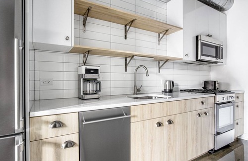 Near North Side Apartment | Airy River North 1BR w/Gym, Pool, near L stop & Beach, by Blueground