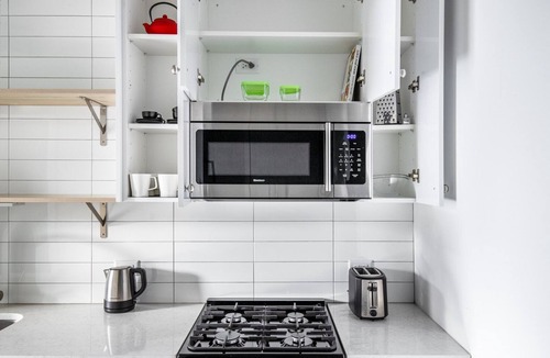 Near North Side Apartment | Airy River North 1BR w/Gym, Pool, near L stop & Beach, by Blueground