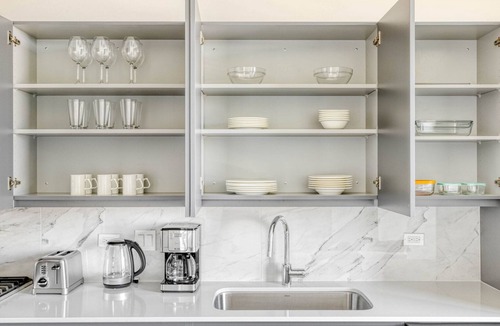 River West Apartment | Airy River West Studio w/Gym & BBQ, steps to Blue Line, by Blueground