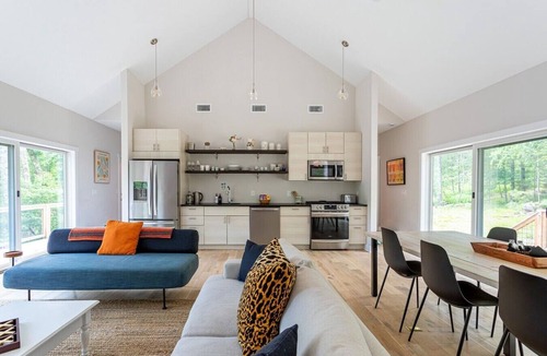 Sparrow Bush House | Airy Tree Canopy Home w/Creek Views & Family Suite