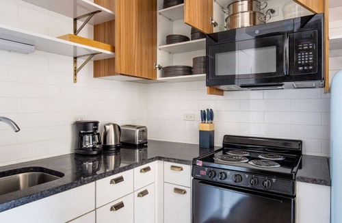 Uptown Apartment | Airy Uptown 1BR w/ Fire Pits & Indoor Pool, nr Beach, by Blueground