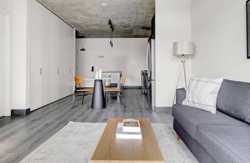 Near West Side Apartment | Airy West Loop 1BR w/ Gym, Pool & Lounge, 2 blocks from L, by Blueground