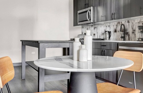 Near West Side Apartment | Airy West Loop 1BR w/ Gym, Pool & Lounge, 2 blocks from L, by Blueground