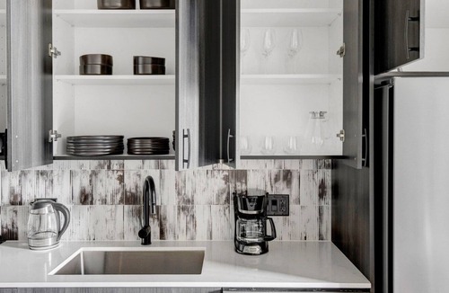 Near West Side Apartment | Airy West Loop 1BR w/ Gym, Pool & Lounge, 2 blocks from L, by Blueground