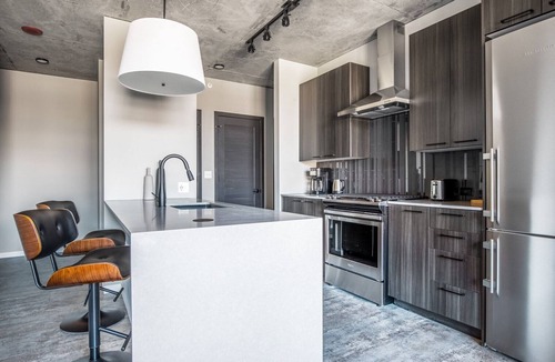 West Loop Apartment | Airy West Loop 1BR w/Pool, Pet Spa, near Restaurant Row, by Blueground