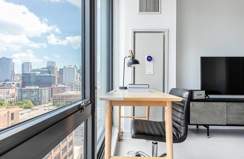 West Loop Apartment | Airy West Loop Studio w/Gym, Pool, Coworking, walk to UIC, by Blueground