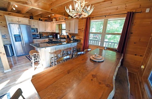 Ridges Over the Lake Cabin | All About The Views- Luxury 4br,Hot Tub,Great View, wifi, firepit, Game room