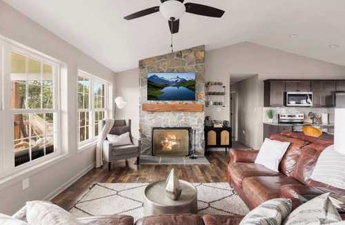 Front Royal Cottage | All-Inclusive 4BR | Mountain Views | Hot Tub