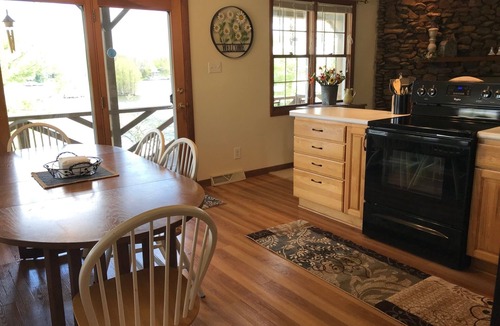 Goreville Cabin | ALL SEASONS Retreat! Memories*Family*Friends*Fire Pit*Fish*Deep Water*Kayaks