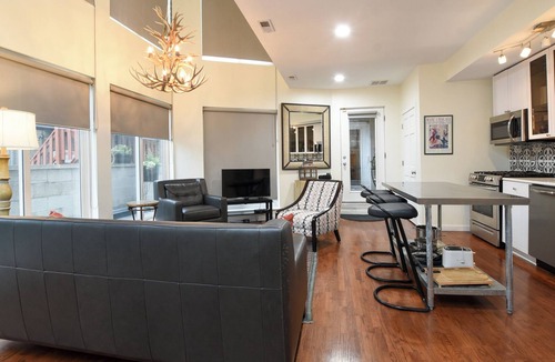 West Bucktown House | Amazing City Get Away. Perfect for Entertaining!