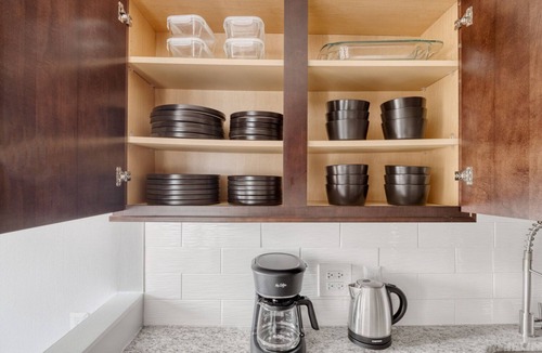 Rush and Division Apartment | Amazing Gold Coast 2BR w/Gym & Lounge, 1 block from L, by Blueground