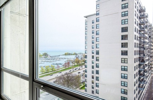 Lake View East Apartment | Amazing Lakeview 1BR w/Rooftop Pool, near Wrigley Field, by Blueground