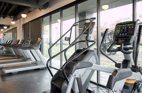 Illinois Medical District Apartment | Amazing Medical District 2BR w/ Gym & W/D, 1 block to L, by Blueground