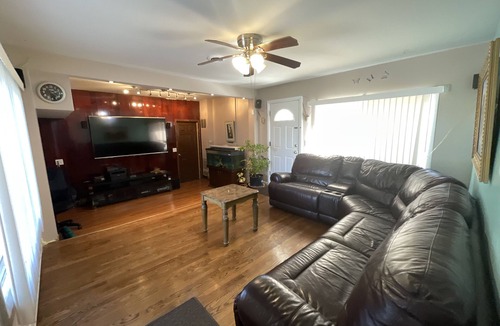 Glenview House | Amazing Mid-Term Rental Entire Home In Glenview