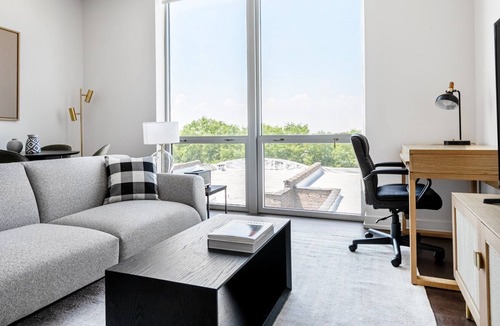 North Center Apartment | Amazing Ravenswood 1BR w/ Rooftop, BBQ, next to Brown line, by Blueground