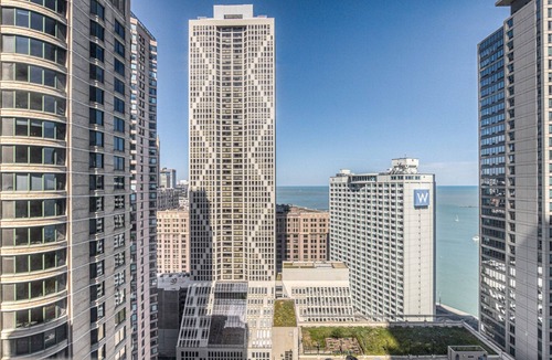 Streeterville Apartment | Amazing Streeterville 1BR w/Gym, Pool, walk to Navy Pier, by Blueground