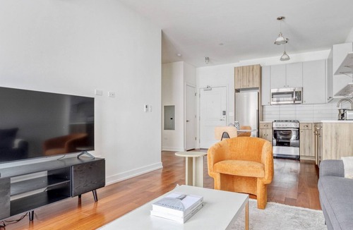 Uptown Apartment | Amazing Uptown 1BR w/ Roof & W/D, 1 block to Red Line, by Blueground