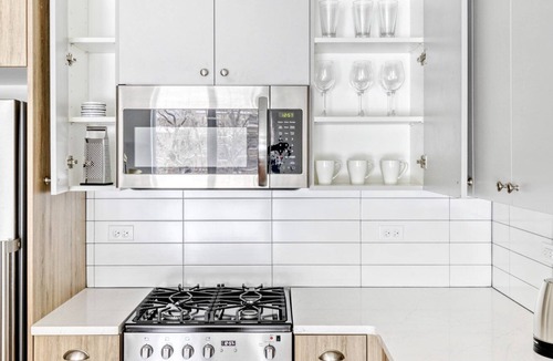 Uptown Apartment | Amazing Uptown 1BR w/ Roof & W/D, 1 block to Red Line, by Blueground