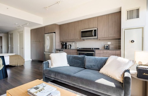 West Loop Apartment | Amazing West Loop Studio w/W/D, Gym & Lounge, nr L, by Blueground
