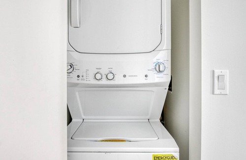 Wicker Park Apartment | Amazing Wicker Park 2BR w/ W/D, 2 blocks to Blue Line, by Blueground