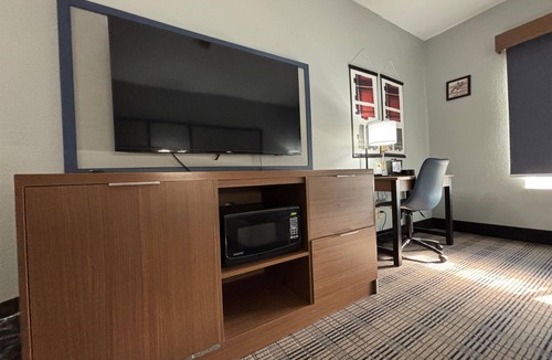 Galesburg Hotel | AmericInn by Wyndham Galesburg