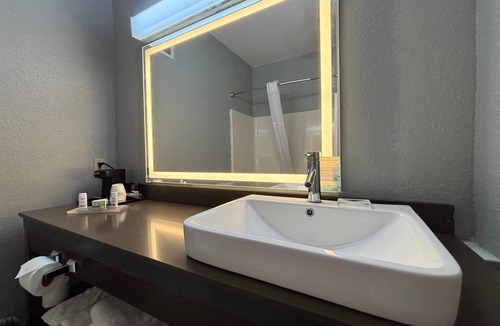 Galesburg Hotel | AmericInn by Wyndham Galesburg
