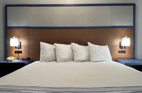 Galesburg Hotel | AmericInn by Wyndham Galesburg