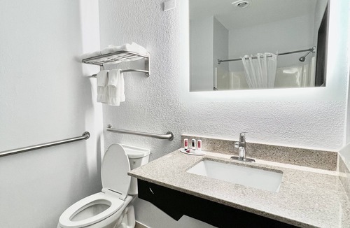 Quincy Hotel | AmericInn by Wyndham Quincy