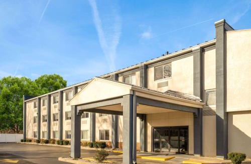 Woodstock Hotel | AmericInn by Wyndham Woodstock IL