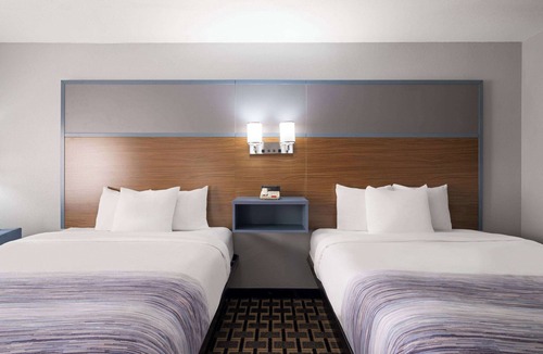 Woodstock Hotel | AmericInn by Wyndham Woodstock IL