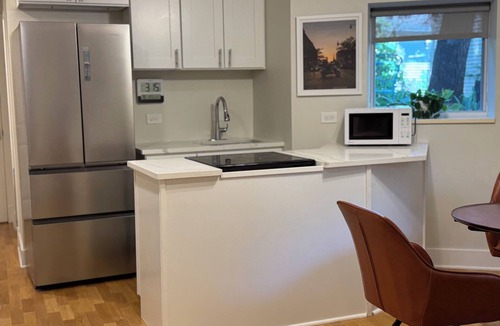 Andersonville Apartment | Andersonville 2BR Garden Apt, Parking + Steps to Transit & Shops