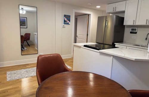 Andersonville Apartment | Andersonville 2BR Garden Apt, Parking + Steps to Transit & Shops